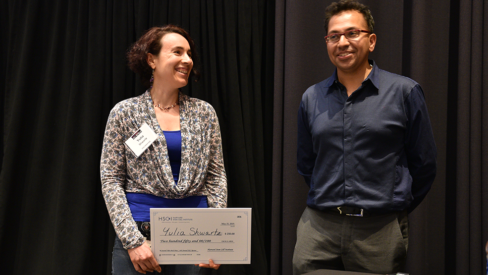 Yulia Shwartz receiving an award from Vikram Khurana